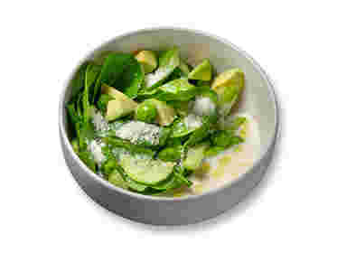 Зелёный салат с авокадо и пармезаном